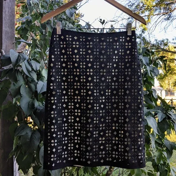 Elie Tahari Dual-layer Formal Skirt, Black cutout fabric and silky Pearl lining - Picture 8 of 12